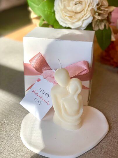 Cuddling Couple Handmade Scented Candle for Cozy Moments-2